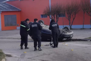 Volcó un auto en una esquina y su conductor fue trasladado al hospital Volcó un auto en una esquina y su conductor fue trasladado al hospital