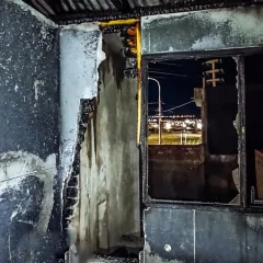 Un hombre evacuó su casa tras una explosión y un incendio en el primer piso en Caleta Olivia