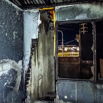 Un hombre evacuó su casa tras una explosión y un incendio en el primer piso en Caleta Olivia
