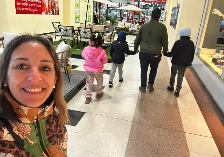 Marina y Ángel, con los tres hermanitos adoptados. Paseos y diversión. Una familia integrada. Marina y Ángel, con los tres hermanitos adoptados. Paseos y diversión. Una familia integrada.