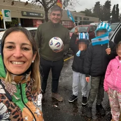Les sobra amor, pero les falta dinero: adoptaron a tres hermanitos y pelean para reunir a toda la familia