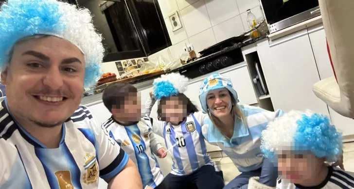 Los padres del corazón y los tres hijos durante el Mundial.
