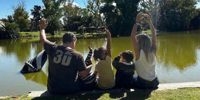 Salida en familia. Los cinco juntos, a todos lados. Henderson alberga a una pareja que pide ayuda. Le sobra amor. Solidaridad y ayuda para que los otros dos hermanitos se integren al mismo hogar. Salida en familia. Los cinco juntos, a todos lados. Henderson alberga a una pareja que pide ayuda. Le sobra amor. Solidaridad y ayuda para que los otros dos hermanitos se integren al mismo hogar.
