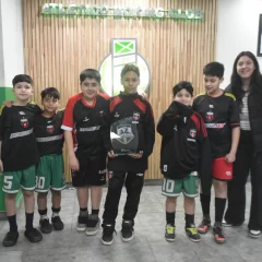 La nieta de Julio De Vido entregó el trofeo a uno de los campeones del Torneo Aniversario 106º “Facundo Froment”