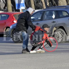 Violenta pelea en pleno centro de Río Gallegos: un joven intentó apuñalar a otro en la plaza San Martín