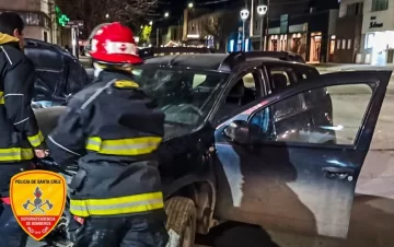Choque entre dos vehículos en Perito Moreno: una mujer debió ser inmovilizada y trasladada al hospital Choque entre dos vehículos en Perito Moreno: una mujer debió ser inmovilizada y trasladada al hospital