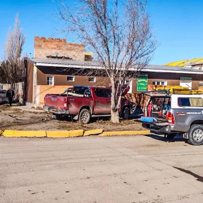 Fuerte choque entre un auto y una camioneta en Perito Moreno