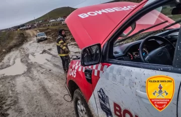 Puerto Deseado: una camioneta quedó encajada en el barro y fue retirada por bomberos Puerto Deseado: una camioneta quedó encajada en el barro y fue retirada por bomberos