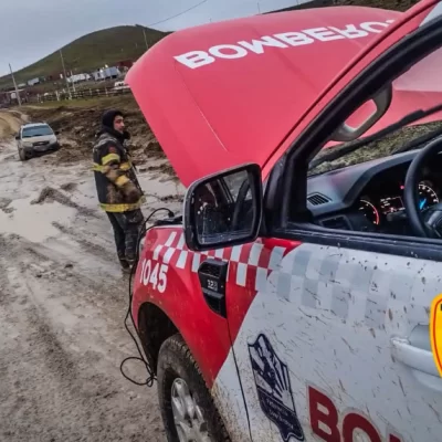 Puerto Deseado: una camioneta quedó encajada en el barro y fue retirada por bomberos Puerto Deseado: una camioneta quedó encajada en el barro y fue retirada por bomberos