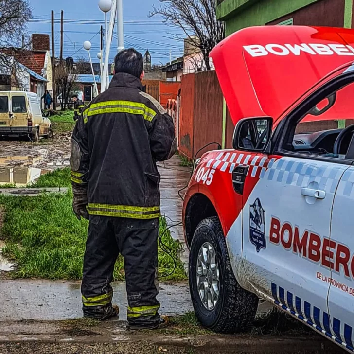 En Puerto Deseado: vehículo de reparto quedó atascado en el barro y bomberos lograron liberarlo