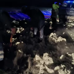 Dos vehículos quedaron atrapados por los bardones de nieve y fueron asistidos cerca de Lago Posadas