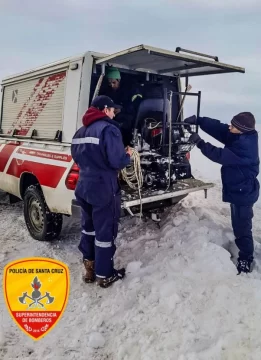 Operativo de casi ocho horas: Bomberos de Gobernador Gregores rescataron a una mujer aislada por la nieve Operativo de casi ocho horas: Bomberos de Gobernador Gregores rescataron a una mujer aislada por la nieve