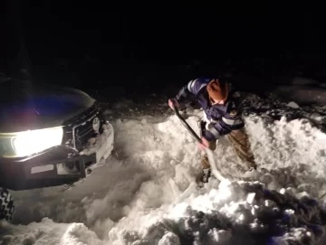 Una familia quedó varada en la nieve y debió ser rescatada por la Policía cerca de El Calafate Una familia quedó varada en la nieve y debió ser rescatada por la Policía cerca de El Calafate