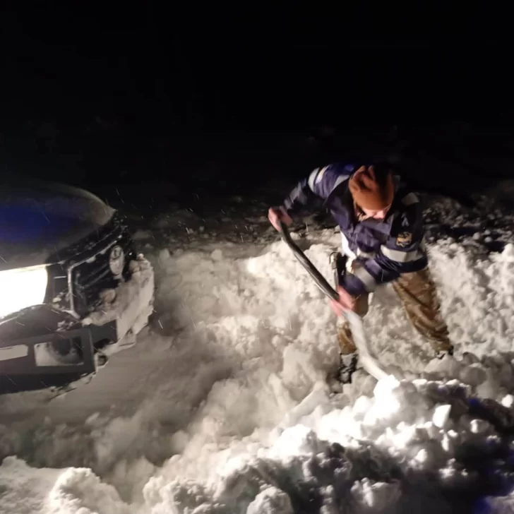 Una familia quedó varada en la nieve y debió ser rescatada por la Policía cerca de El Calafate Una familia quedó varada en la nieve y debió ser rescatada por la Policía cerca de El Calafate