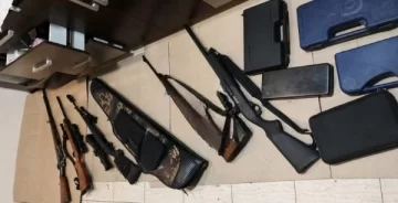 Secuestraron 23 armas de fuego durante un allanamiento y hallaron un arsenal de distintos calibres en Río Turbio Secuestraron 23 armas de fuego durante un allanamiento y hallaron un arsenal de distintos calibres en Río Turbio
