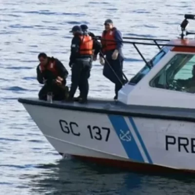 Tragedia en Bariloche: una niña de 3 años murió al quedar atrapada en una camioneta que cayó al Nahuel Huapi
