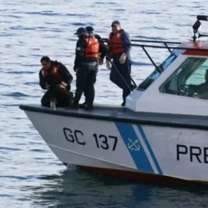 Tragedia en Bariloche: una niña de 3 años murió al quedar atrapada en una camioneta que cayó al Nahuel Huapi Tragedia en Bariloche: una niña de 3 años murió al quedar atrapada en una camioneta que cayó al Nahuel Huapi