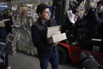 Vidal anunció la llegada de 40 mil zapatillas para los alumnos santacruceños Vidal anunció la llegada de 40 mil zapatillas para los alumnos santacruceños