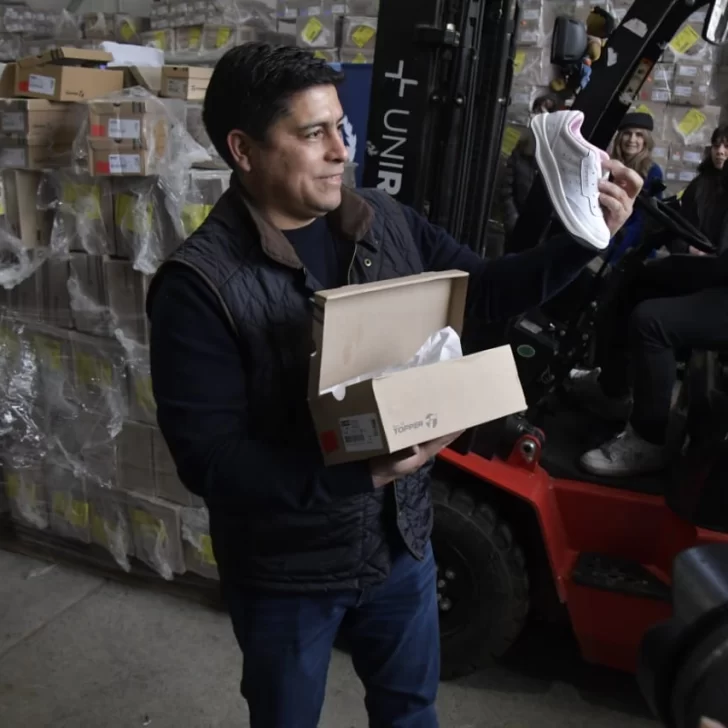 Vidal anunció la llegada de 40 mil zapatillas para los alumnos santacruceños Vidal anunció la llegada de 40 mil zapatillas para los alumnos santacruceños
