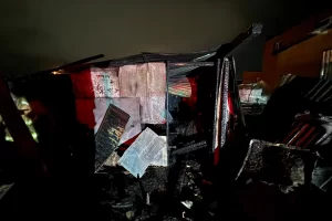Voraz incendio destruyó una casa de Santa Cruz: un muerto, un herido grave y un detenido