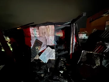 Voraz incendio destruyó una casa de Santa Cruz: un muerto, un herido grave y un detenido Voraz incendio destruyó una casa de Santa Cruz: un muerto, un herido grave y un detenido