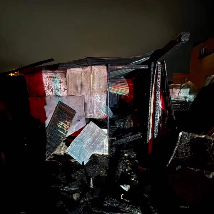 Voraz incendio destruyó una casa de Santa Cruz: un muerto, un herido grave y un detenido Voraz incendio destruyó una casa de Santa Cruz: un muerto, un herido grave y un detenido