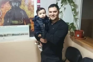 El emotivo reconocimiento a un bombero que salvó a un bebé de 9 meses: “Estamos agradecidos de por vida” El emotivo reconocimiento a un bombero que salvó a un bebé de 9 meses: “Estamos agradecidos de por vida”