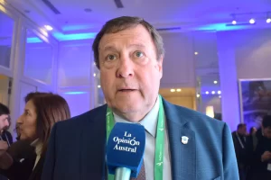 Weretilneck respaldó al embajador de Estados Unidos en la disputa con Huawei: “Defiende a su país y a sus compañías” Weretilneck respaldó al embajador de Estados Unidos en la disputa con Huawei: “Defiende a su país y a sus compañías”