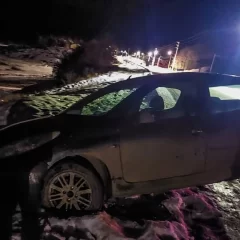 Rescataron un auto encajado por la nieve y con riesgo de desbarrancar en el acceso a Mina Uno 