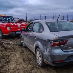 Puerto Santa Cruz: Bomberos asistieron a un conductor que quedó atascado en zona de chacras