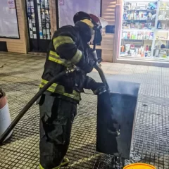 Bomberos extinguieron un incendio en un contenedor de basura en pleno centro de Río Gallegos
