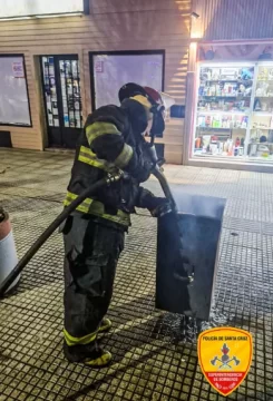 Bomberos extinguieron un incendio en un contenedor de basura en pleno centro de Río Gallegos Bomberos extinguieron un incendio en un contenedor de basura en pleno centro de Río Gallegos