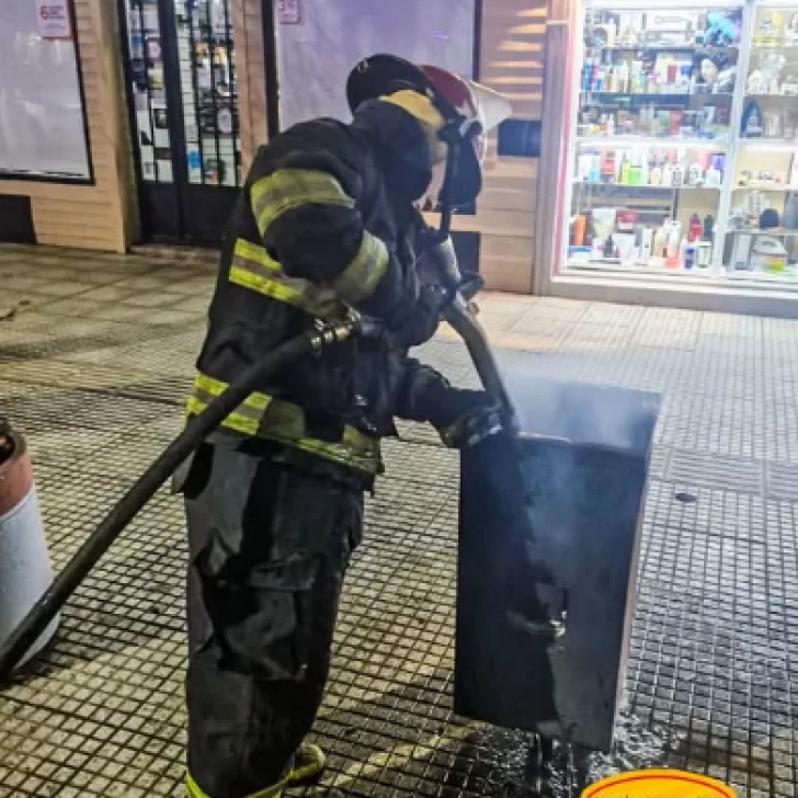 Bomberos extinguieron un incendio en un contenedor de basura en pleno centro de Río Gallegos Bomberos extinguieron un incendio en un contenedor de basura en pleno centro de Río Gallegos
