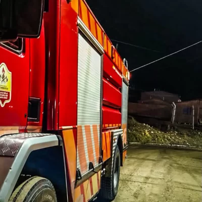 Ráfagas de viento desprendieron cables y Bomberos aseguraron la zona para evitar accidentes en 28 de Noviembre Ráfagas de viento desprendieron cables y Bomberos aseguraron la zona para evitar accidentes en 28 de Noviembre