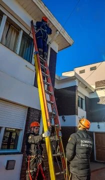 Operativo de seguridad en altura para renovar cinco focos en la sede de Prefectura Naval Argentina en Río Gallegos Operativo de seguridad en altura para renovar cinco focos en la sede de Prefectura Naval Argentina en Río Gallegos