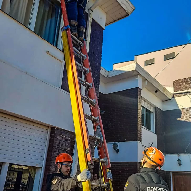 Operativo de seguridad en altura para renovar cinco focos en la sede de Prefectura Naval Argentina en Río Gallegos Operativo de seguridad en altura para renovar cinco focos en la sede de Prefectura Naval Argentina en Río Gallegos