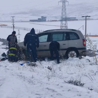 La dueña del auto rescatado al borde de una pendiente agradeció a los bomberos que la auxiliaron La dueña del auto rescatado al borde de una pendiente agradeció a los bomberos que la auxiliaron