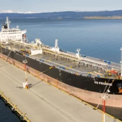Tierra del Fuego denunció el amarre de un buque petrolero británico en el puerto intervenido de Ushuaia