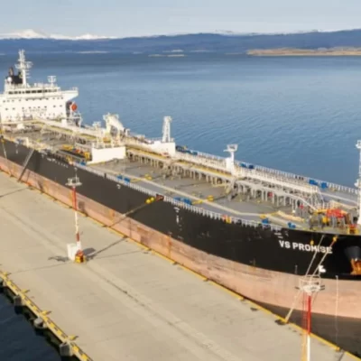 Tierra del Fuego denunció el amarre de un buque petrolero británico en el puerto intervenido de Ushuaia