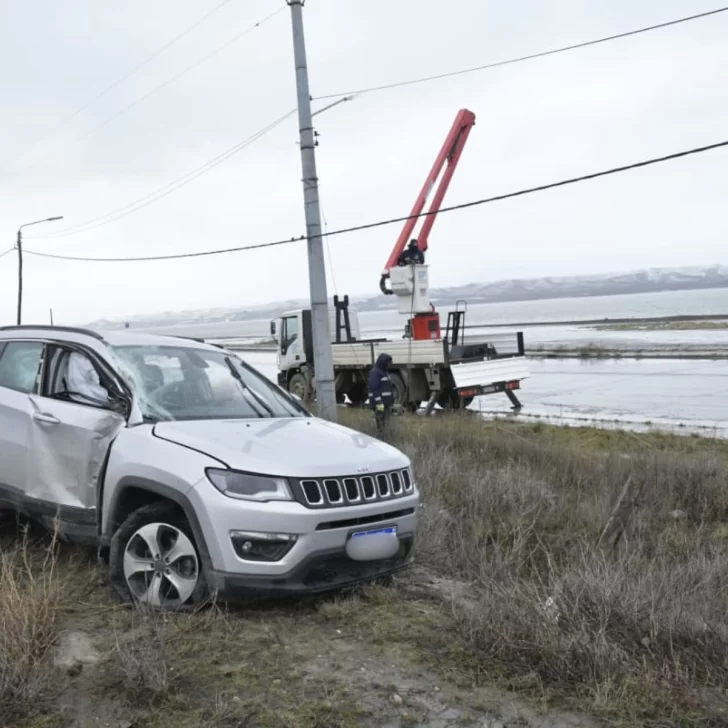 Deberá pagar todos los costos la conductora que chocó el poste en la costanera y dejó sin luz una parte de Río Gallegos Deberá pagar todos los costos la conductora que chocó el poste en la costanera y dejó sin luz una parte de Río Gallegos