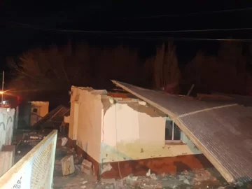 Se acumuló gas dentro de una casa y un cortocircuito provocó una violenta explosión en Perito Moreno Se acumuló gas dentro de una casa y un cortocircuito provocó una violenta explosión en Perito Moreno