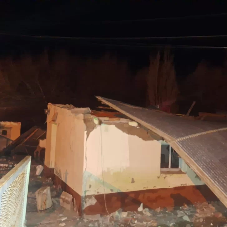 Se acumuló gas dentro de una casa y un cortocircuito provocó una violenta explosión en Perito Moreno Se acumuló gas dentro de una casa y un cortocircuito provocó una violenta explosión en Perito Moreno