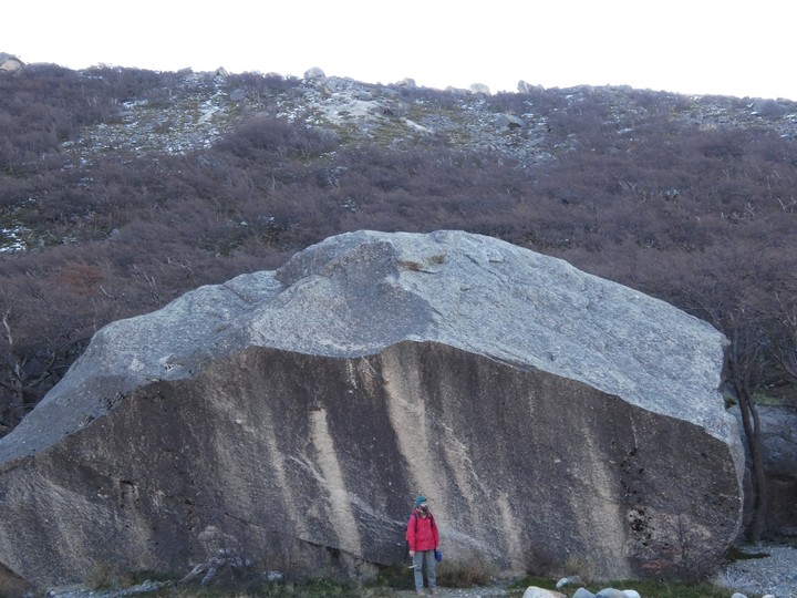 Esa piedra es un bloque arrastrado por un GLOFs en la Laguna Sucia de El Chaltén, en Santa Cruz. Foto: Daniela Schmidt Esa piedra es un bloque arrastrado por un GLOFs en la Laguna Sucia de El Chaltén, en Santa Cruz. Foto: Daniela Schmidt