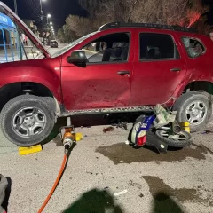 Violento choque en Playa Unión: una moto terminó debajo de una camioneta y hubo dos heridos