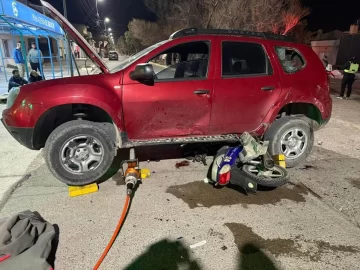 Violento choque en Playa Unión: una moto terminó debajo de una camioneta y hubo dos heridos Violento choque en Playa Unión: una moto terminó debajo de una camioneta y hubo dos heridos