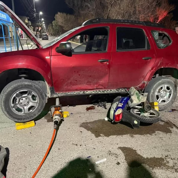 Violento choque en Playa Unión: una moto terminó debajo de una camioneta y hubo dos heridos Violento choque en Playa Unión: una moto terminó debajo de una camioneta y hubo dos heridos