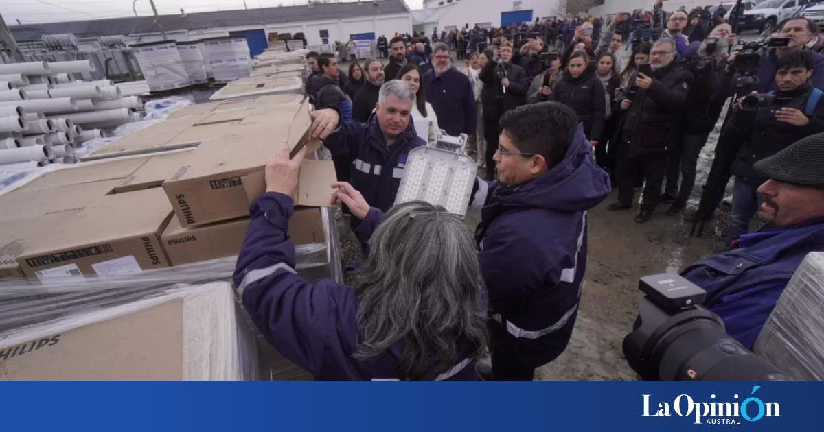 El gobernador Claudio Vidal entrega 15 mil luminarias para Río Gallegos y otros municipios del interior