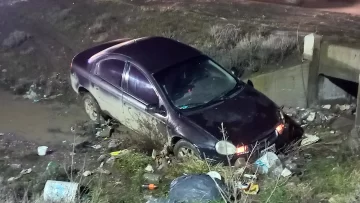 Un hombre de 70 años despistó con su auto en uno de los ingresos al barrio San Benito y se salvó de milagro Un hombre de 70 años despistó con su auto en uno de los ingresos al barrio San Benito y se salvó de milagro