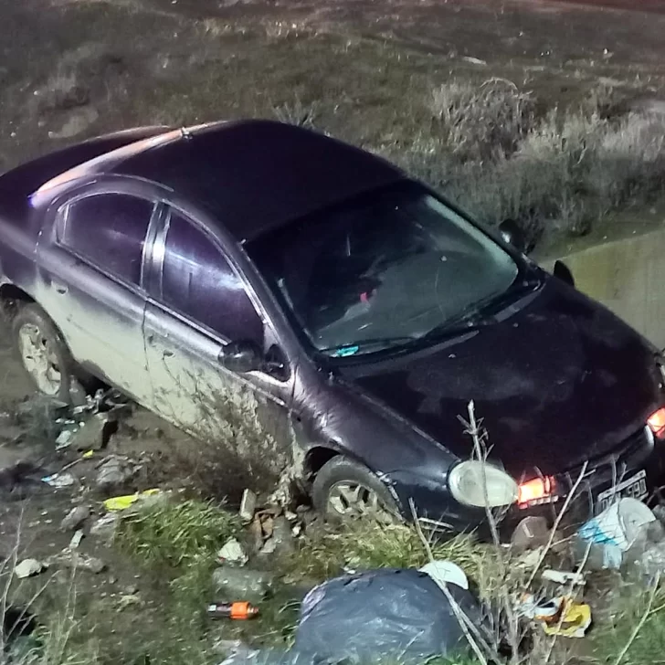 Un hombre de 70 años despistó con su auto en uno de los ingresos al barrio San Benito y se salvó de milagro Un hombre de 70 años despistó con su auto en uno de los ingresos al barrio San Benito y se salvó de milagro