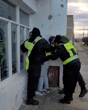 Intentó asaltar un comercio con un cuchillo y terminó detenido en pleno centro de Piedra Buena Intentó asaltar un comercio con un cuchillo y terminó detenido en pleno centro de Piedra Buena